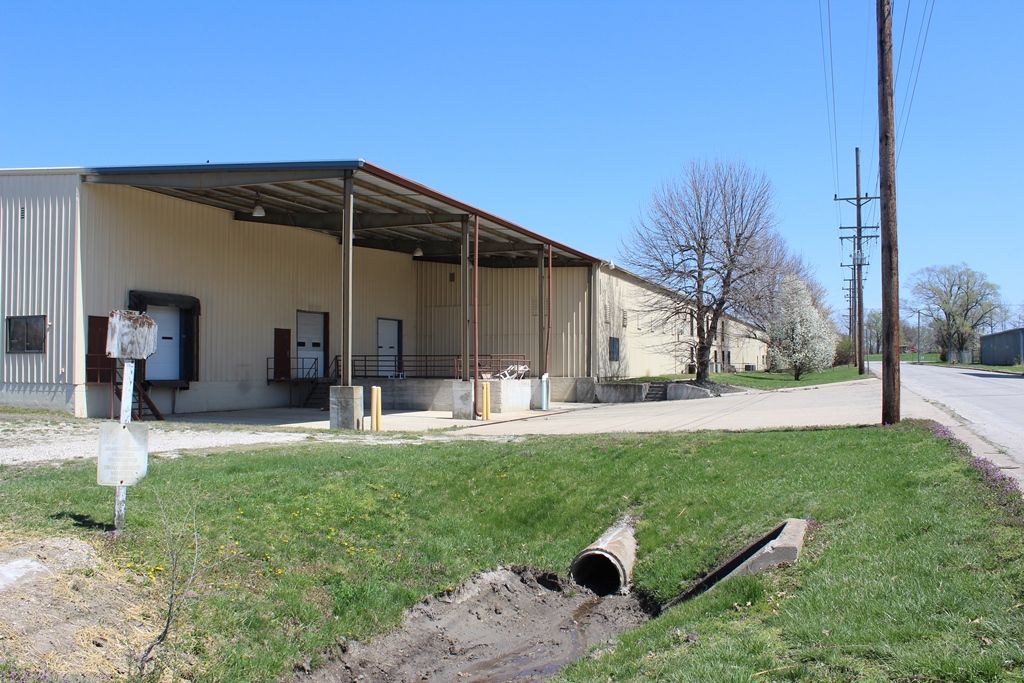 445 E Helm St, Brookfield, MO 64628